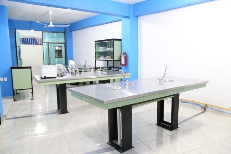 Mesas de trabajo de acero inoxidable con tarja en el laboratorio de nutrición de CEUSJIC