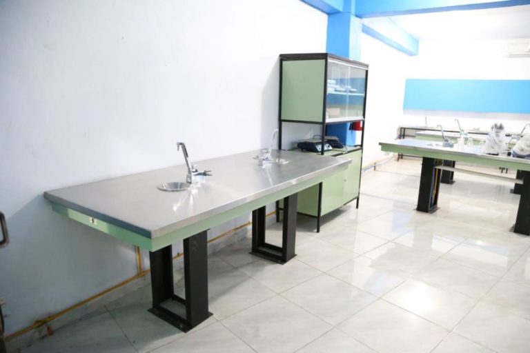 Mesa de trabajo con tarja y gabinete en el laboratorio de CEUSJIC