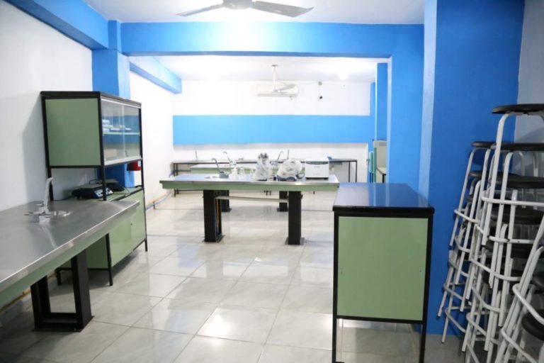 Vista general del laboratorio de CEUSJIC con mesas de trabajo y gabinetes