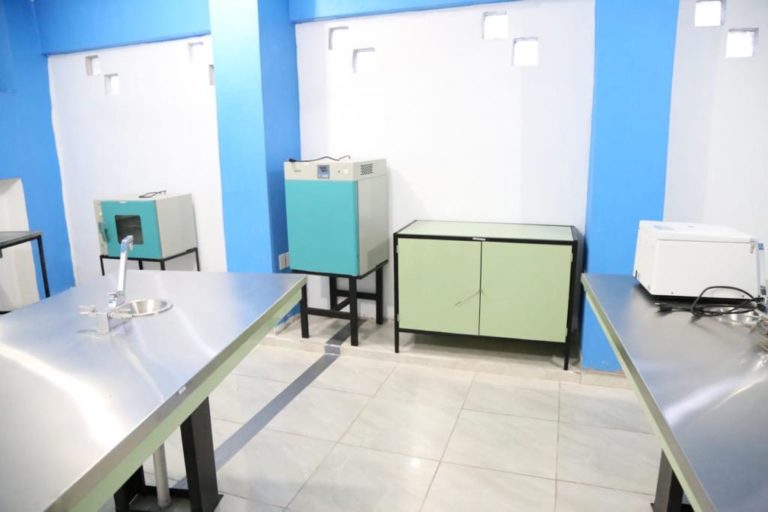 Incubadoras y mesa de trabajo en el laboratorio de CEUSJIC