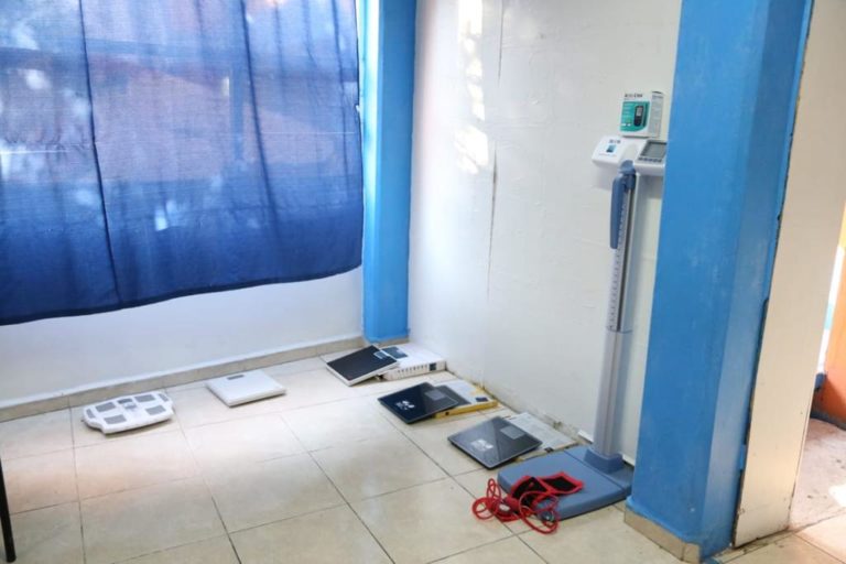 Báscula con estadímetro y básculas de piso para evaluación nutricional en CEUSJIC