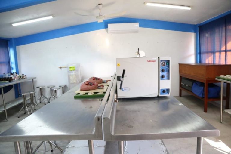 Autoclave y mesas de acero inoxidable en el laboratorio de CEUSJIC
