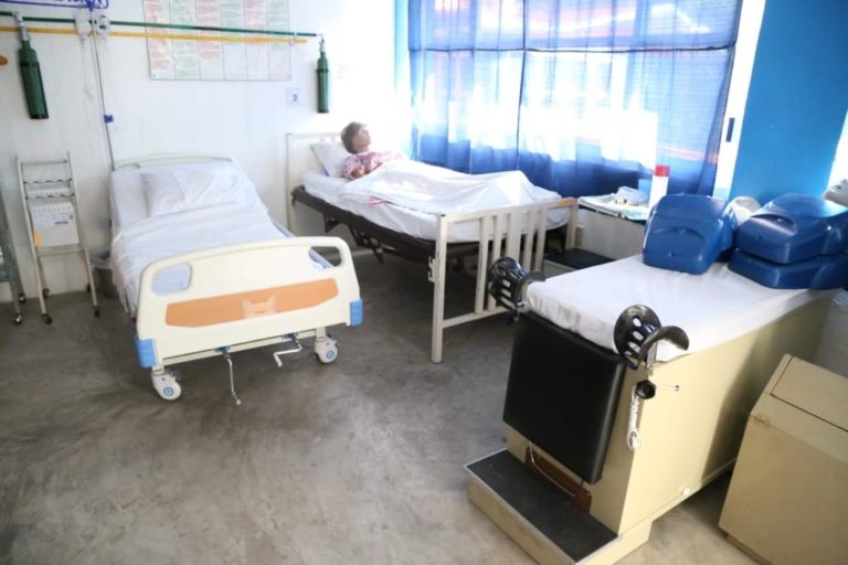 Laboratorio de enfermería de CEUSJIC con camas de hospital y simuladores de pacientes