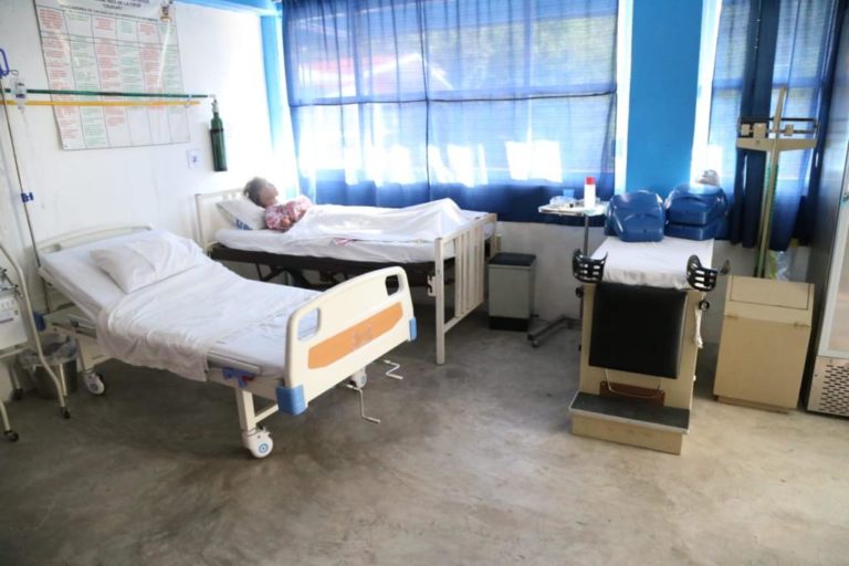Camas hospitalarias y equipo médico en el laboratorio de enfermería de CEUSJIC