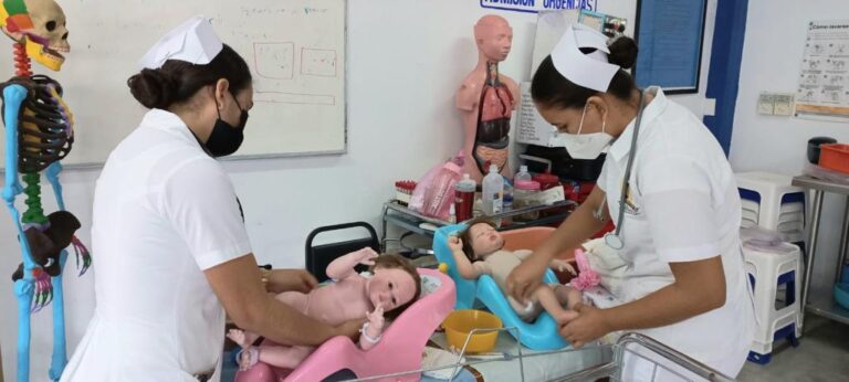 Práctica de enfermería con simulador